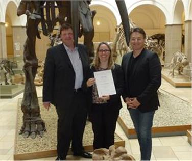 La giovane paleontologa del Museo di Scienze, Evelyn Kustatscher, ha recentemente ottenuto l’abilitazione alla docenza all’Università Ludwig Maximilian di Monaco