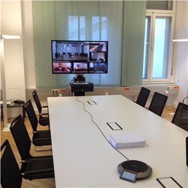 Una sala della Provincia allestita per le videoconferenze. In 3 mesi lo strumento è stato usato complessivamente 200 ore Foto Usp/Siag