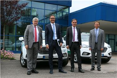 L'assessore Mussner, il presidente Kompatscher, l'assessore Theiner e Thomas Klauser di H2-Alto Adige davanti al Centro a Bolzano sud (FOTO rc)