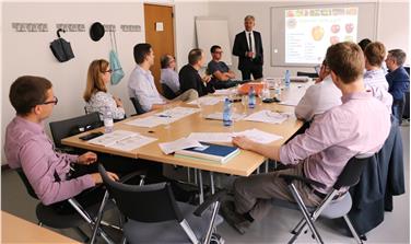 Frutticoltura e commercializzazione della frutta al centro dell'incontro della delegazione viennese con l'assessore provinciale Arnold Schuler (in piedi), nella fotoassieme al direttore dell'Ufficio frutti- viticoltura Kraus (Foto: USP)