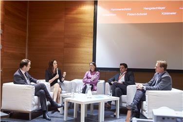 L'assessore provinciale all'istruzione in lingua tedesca Philipp Achammer (1° da sx)la ministra austriaca all'istruzione Sonja Hammerschmid (2a da sx) alla 67a edizione del "Städtetag" svoltosi a Zell am See (Foto: Markus Wache)