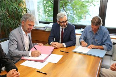 Sottoscritta convenzione con consorzi produzione bio (da sx): l'assessore Schuler, il direttore del Centro Laimburg Oberhuber, e Andreas Dichristin della "Arbeitsgemeinschaft Biodynamische Landwirtschaft" (Foto: USP)