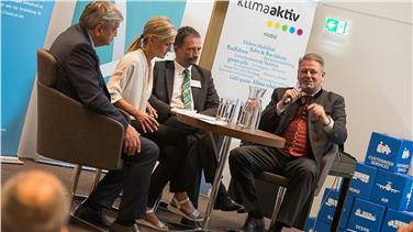 da sx a dx: l'assessore Mussner colloquia con Ulrike Finkenstedt (ORF Tirol), il consigliere Weratschnig e il ministro Rupprechter sulla mobilità con la bicicletta (FOTO: Mallaun)