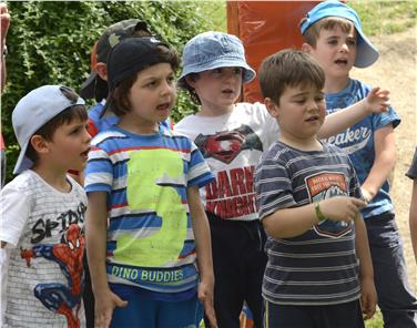 I bambini della Scuola per l'infanzia "Raggio di Sole" hanno cantato in italiano, tedesco ed inglese dimostrando che attraverso il gioco è possibile acquisire importanti strumenti linguistici