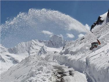 I lavori di sgombero dalla neve lungo la strada che porta a Passo Rombo (Foto USP)