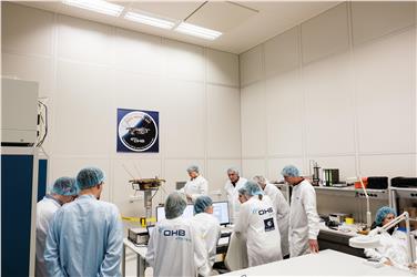 Al lavoro per la realizzazione del satellite