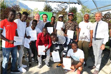 I partecipanti del corso con gli assessori Philipp Achammer e Arnold Schuler e il  presidente dell'Associazione provinciale dei giardineri, Valtl Raffeiner