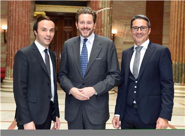 Il ministro Mahrer tra il presidente Kompatscher e l'assessore Achammer (Foto Hartl)