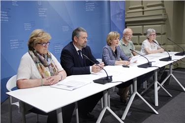 La presentazione delle proposte della Consulta per la famiglia: Helga Mutschlechner Holzer (KVW), Olav Lutz, Waltraud Deeg, Roberto Pompermaier (VKE) e Angelika Mitterrutzner (Katholischer Familienverband) (Foto USP/rm)