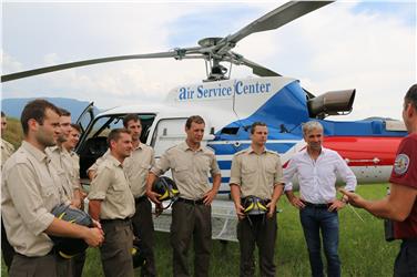 A conclusione corso i neo Vigili del fuoco con l'ispettore Meraner (a dx) e l'assessore Schuler (2. da dx) - Foto: USP/M.Clara