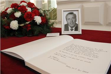 Il libro delle condoglianze per Alois Mock con il primo messaggio scritto dal presidente Kompatscher (Foto USP/mb)