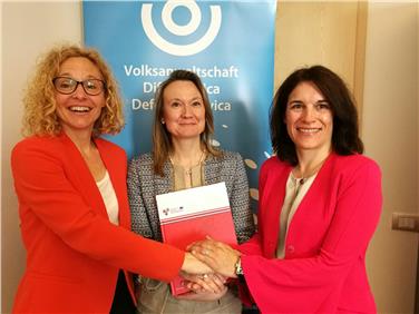 Le difese civiche dell'Euregio vogliono mettersi in rete: Maria Luise Berger, Daniela Longo e Gabriele Morandell (Foto USP/Armin Gluderer)