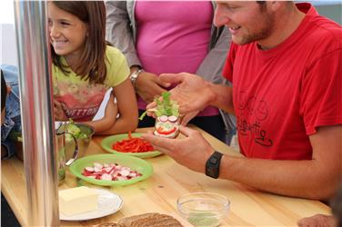 Visita presso il maso didattico “Haflingerhof” a San Genesio di una classe della scuola elementare “Galileo Galilei” di Merano qui con Fabian Plattner (Foto: USP/M.Clara)