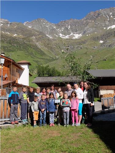 La scuola elementare di Pfelders è felice per il loro sorbo. L`albero fiorito darà il benvenuto agli studenti per l'inizio dell'anno scolastico