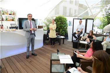 L'assessore provinciale Richard Theiner alla presentazione del rapporto di attività 2016 dell'agenzia CasaClima