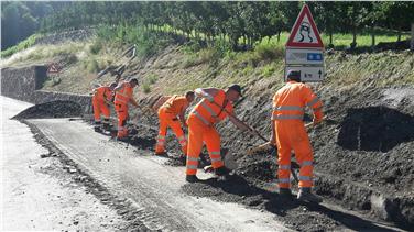 Operatori del Servizio strade Salto-Sciliar impegnati nei lavori di sgombero