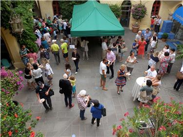 Ospiti e guide a confronto durante il rinfresco nel cortile interno dei giardini di castel Trauttmansdorff (Foto: giardini di castel Trauttmansdorff)