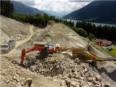 Le opere, che vengono realizzate dall'Agenzia per la protezione civile in collaborazione con il Comune di Curon Venosta, servono a sbarrare le valanghe, ma anche frane e smottamenti, in caduta dal sovrastante Piz Clopai sul paese di Resia