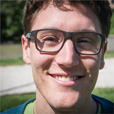 Il primo protagonista a raccontarsi nell'ambito della nuova campagna #talkingpeople è il bolzanino Michele Dalla Serra, operatore presso l’Associazione Deina di Bolzano (Foto: Ufficio politiche giovanili)