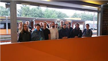 Willigis Gallmetzer, responsabile del Centro di allertamento dell'Agenzia protezione civile, ha mostrato gli interventi realizzati sul fiume Adige a Terlano e Postal alla delegazione della Segreteria della Convenzione delle Alpi durante il tour