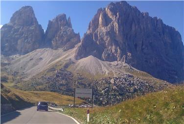Passo Sella da domani, e per nove mercoledì in luglio e agosto, sarà chiuso alle auto (Foto USP/SAN)