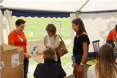 Deeg visita l'area medievale, dove nascono spade e scudi. Foto rm