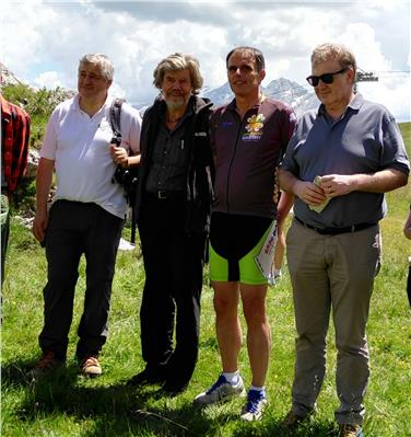 Avvio del progetto pilota #dolomitesvives: da sinistra, Florian Mussner, Reinhold Messner, Richard Theiner e Mauro Gilmozzi (Foto rc)
