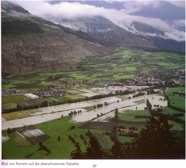 Il rischio da evitare: un'immagine di Lasa vista dall'alto, risalente a 30 anni fa, durante un'esondazione del fiume Adige (Foto USP)