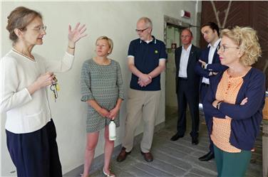 Sopralluogo nell'Archivio diocesano a Bressanone: la direttrice Kustatscher, i consiglieri Amhof e Heiss, il vicario generale Runggaldier, l'assessore Achammer e la direttrice Roilo (FOTO san)