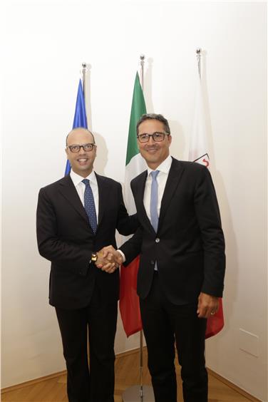 Il Ministro e il Presidente nell'ufficio di Palazzo Widmann (Foto Verant)