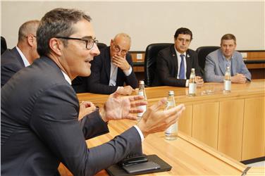 Il presidente Arno Kompatscher durante l'incontro con la delegazione della Commissione lavori pubblici del Senato (Foto USP/mb)