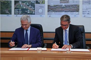 Da RFI e Provincia (Gentile e Kompatscher) la firma sulla convenzione per l'area vicino a via Renon a Bolzano (Foto rc)