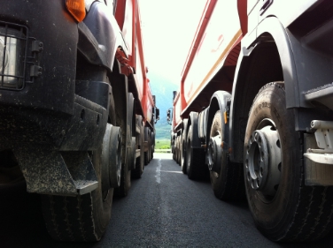 Mezzi pesanti a pieno carico sui ponti per verificare la loro stabilità