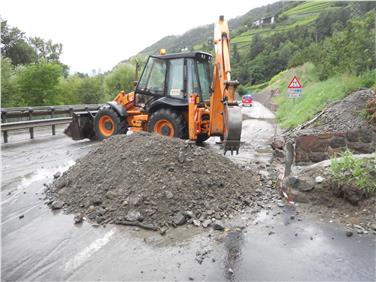 Il materiale detritico è stato asportato grazie ad un escavatore sia dalla strada che dal torrente e caricato su due camion (Foto: USP)