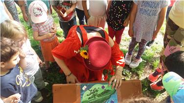 La manifestazione "Libri all'aria" proposta al Lido di Bolzano e, novità 2017, anche in quelli di Egna e Merano, offre occasioni per avvicinare alla lettura (Foto: USP/Educazione permanente)