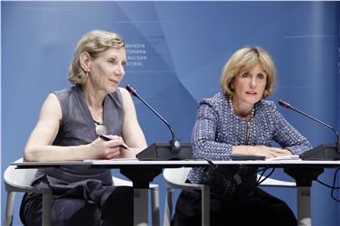 L'assessore regionale Violetta Plotegher e l'assessora provinciale Waltraud Deeg. Foto rm