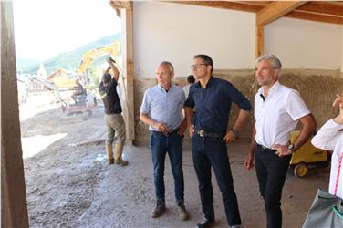 Il sindaco di Braies, Friedrich Mittermair, a colloquio con Kompatscher e Schuler (Foto USP)