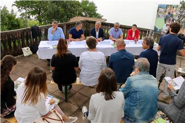 Il volume con la panoramica sui settori economici agricoltura e foreste nel 2016 è stato presentato all'Haflingerhof a San Genesio (Foto: USP/RT)