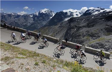 Il 2 settembre appuntamento con la Giornata della bici lungo la strada di Passo Stelvio all'insegna della sostenbilità ambientale