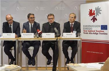 Rossi, Kompatscher e Platter con l'esperto di diritto UE Obwexer (FOTO: Ufficio stampa Provincia Trento)