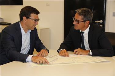 Il presidente Kompatscher ha firmato la convenzione con l'ad del Gruppo Leitner, Anton Seeber (Foto rm)