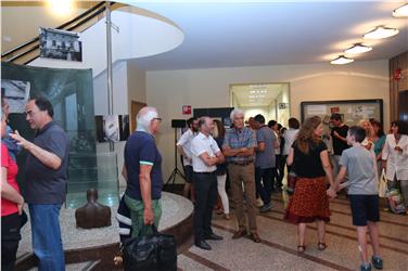 Folto pubblico alla inaugurazione della mostra sull'archivio Waldmüller