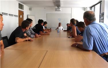 Presenza del lupo: l'assessore Schuler ha incontrato contadini e gestori di alpeggi