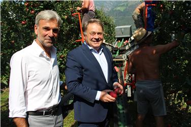 L'assessore Schuler e il ministro Brunner durante l'incontro a Plaus (Foto mgp)