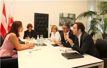 Il colloquio nell'ufficio del Presidente a Palazzo Widmann (Foto Dejaco)