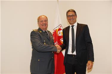 Stretta di mano: il presidente Arno Kompatscher e il comandante provinciale della Guardia di Finanza, Giulio Piller (Foto USP/rm)