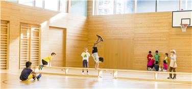 Bambini durante l'ora di educazione fisica. Dal prossimo anno più attività motoria nelle scuole in lingua tedesca