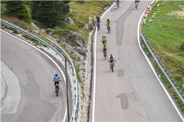 Alti sui pedali: per 9 mercoledì di fila la strada di Passo Sella è stato il regno dei ciclisti (Foto #dolomitesvives)
