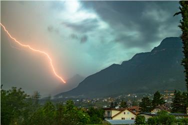 Uno dei 100mila fulmini caduti quest'estate in Alto Adige immortalato nella zona di Caldaro (Foto USP/Daniel Sölva)