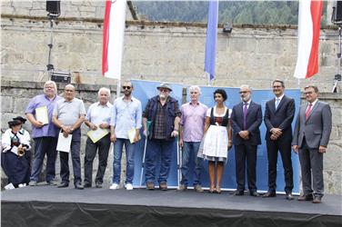 Foto di gruppo con Kompatscher e Platter per i vincitori del concorso fotografico "Connecting People" (Foto USP/rm)